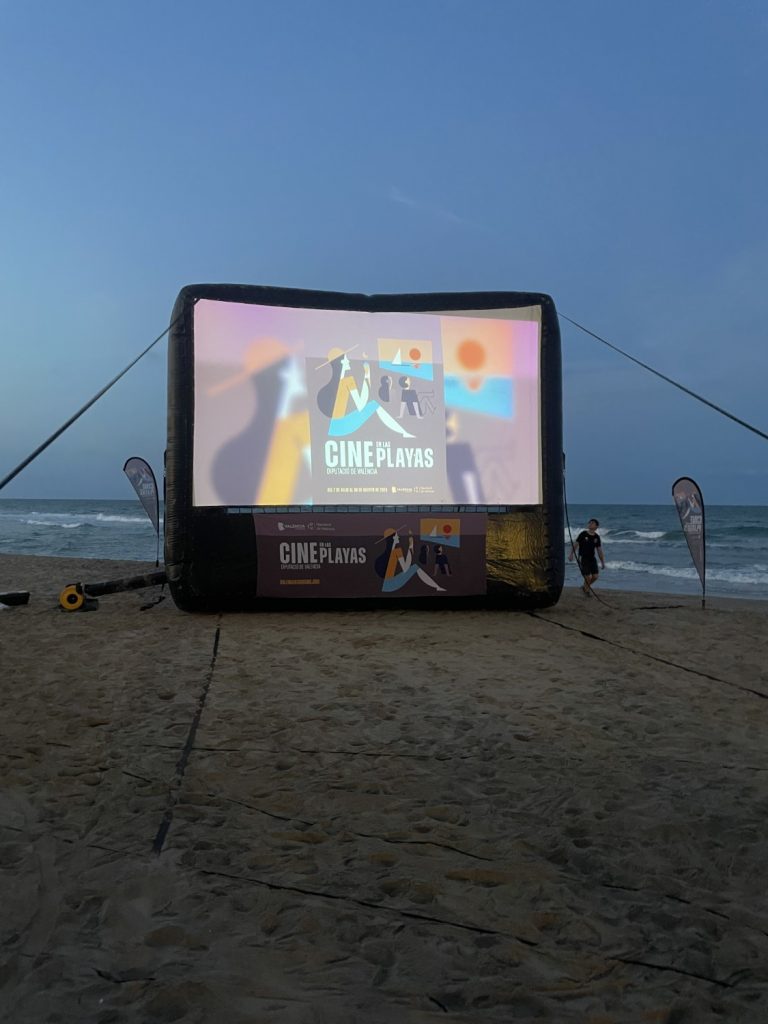 Cine al aire libre: guía práctica para transformar un espacio en una sala bajo las estrellas